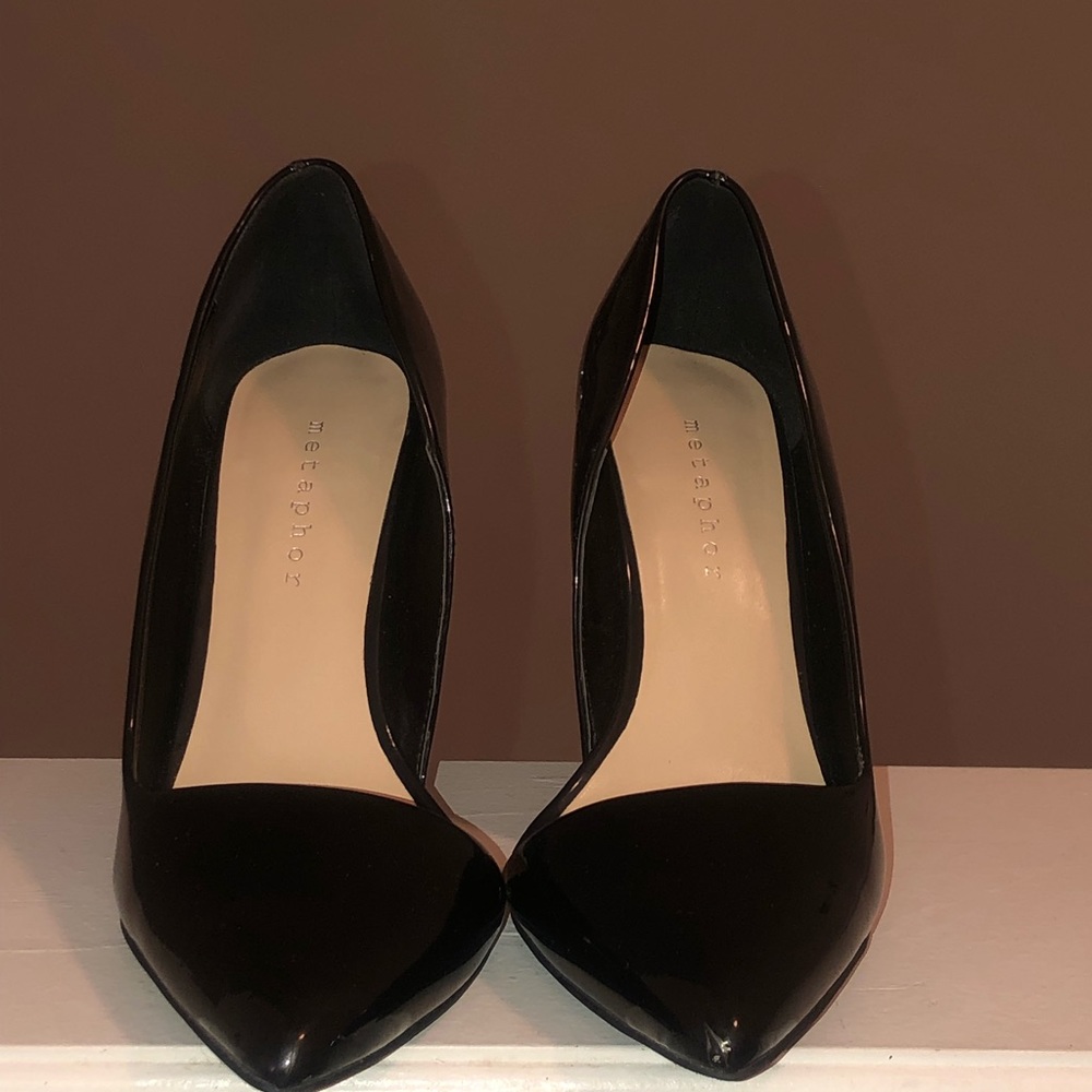 Black patent leather d’Orsay pump